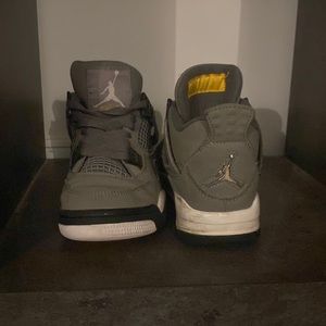 Unisex Jordan 4 size 4.5 men 6.0 in women
